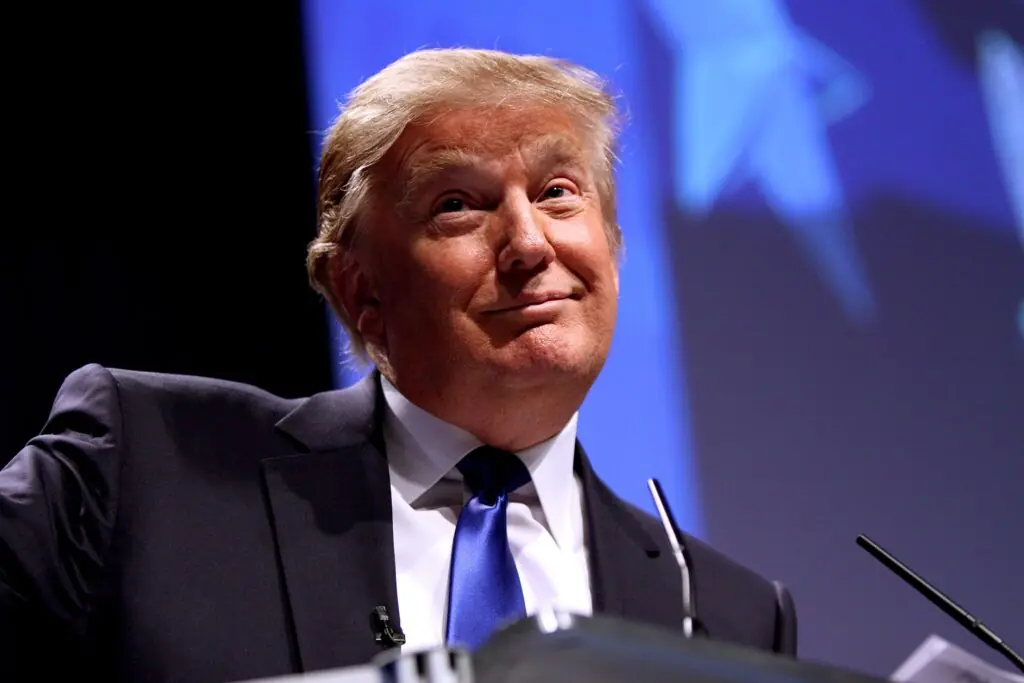 Trump transforme la grâce des dindes en tribune politique et invective ses rivaux