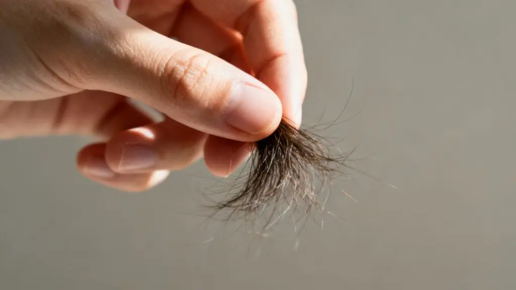 Alopécie : pourquoi une chute de cheveux, souvent banale, peut devenir un véritable souci