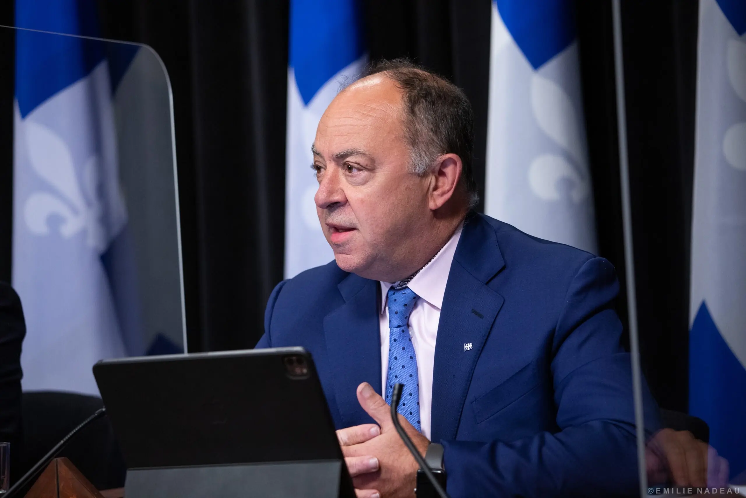 Christian Dubé, ministre de la Santé, en discussion ou en conférence.