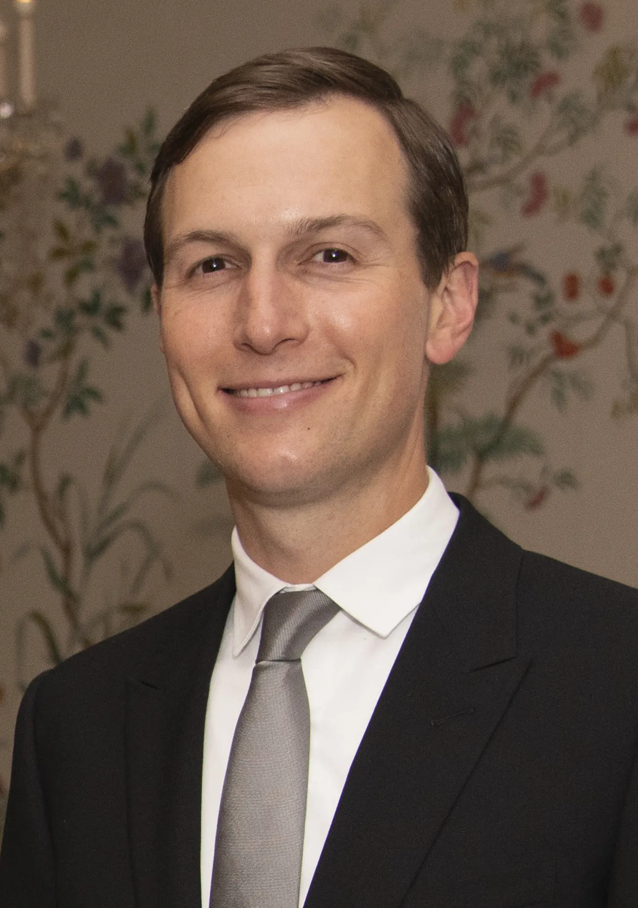 Jared Kushner marchant ou discutant en marge d'une réunion internationale.