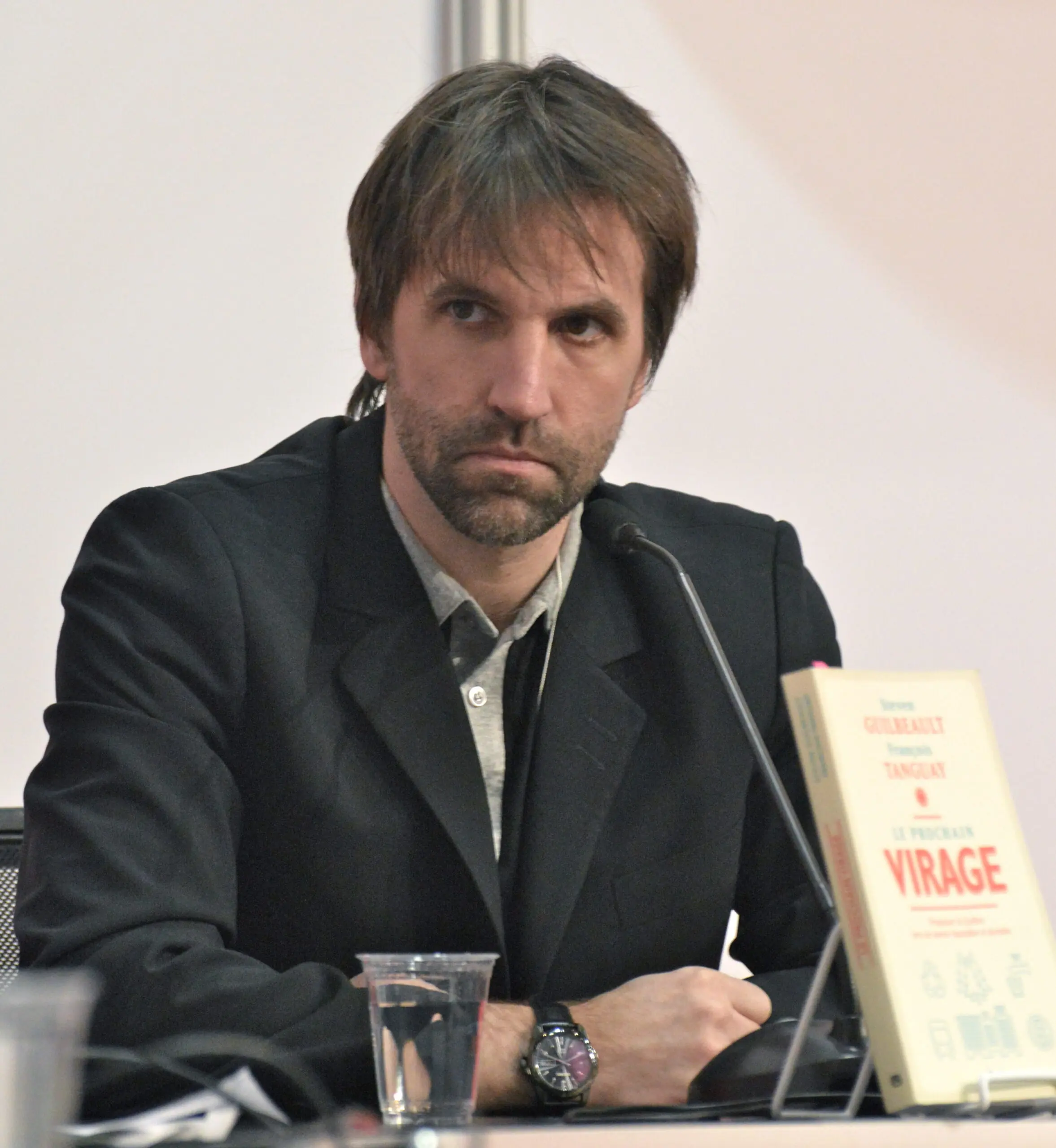 Steven Guilbeault lors de l'annonce de sa démission ou lors d'une entrevue politique.